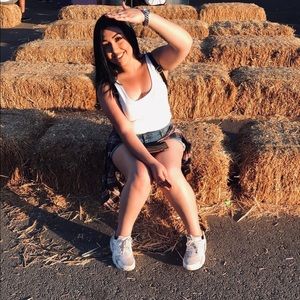 Meet your Posher, Cassandra